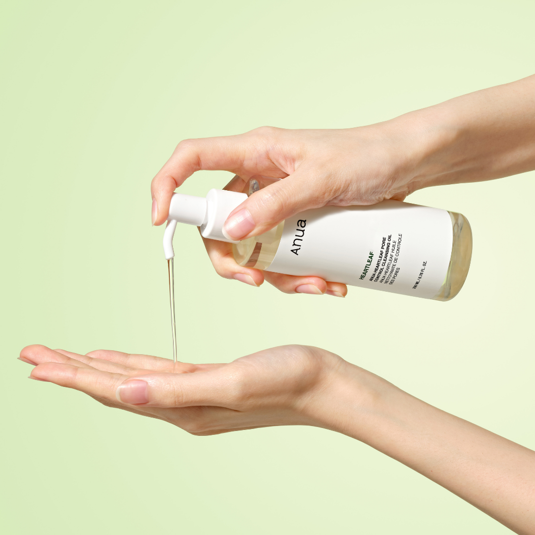 Tehokas mutta hellävarainen Anua Heartleaf Pore Control Cleansing Oil -puhdistusöljy poistaa iholta meikin, aurinkovoiteen ja päivän aikana kertyneet epäpuhtaudet jättäen ihon puhtaaksi, pehmeäksi ja tasapainoiseksi.