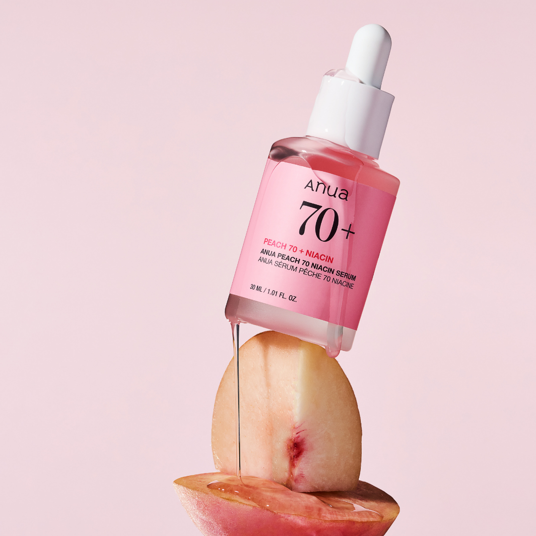 Koostumukseltaan kevyt Anua Peach 70% Niacin Serum auttaa tasoittamaan ihonsävyä ja tuo sille kaunista luonnollista hehkua jättäen ihon pehmeän ja raikkaan tuntuiseksi.