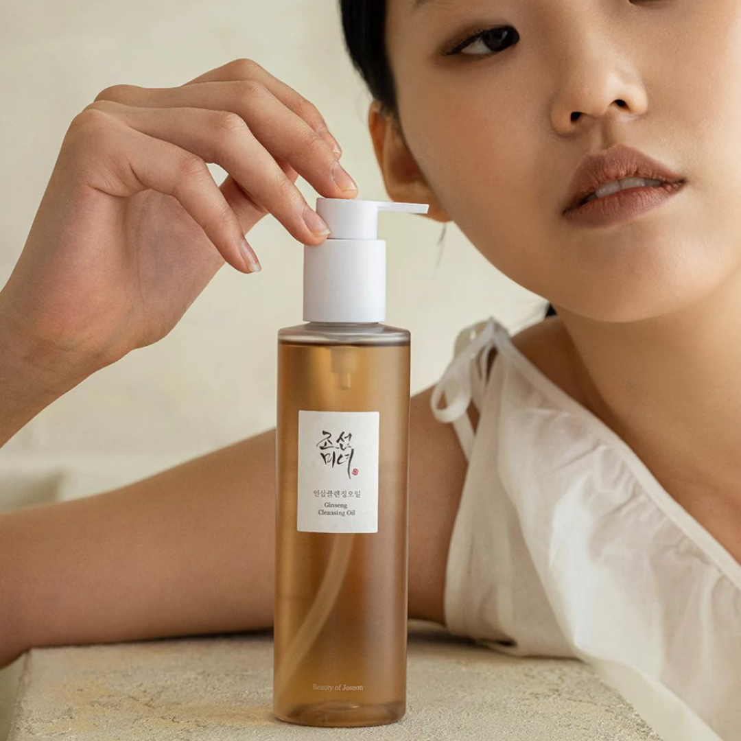 Syväpuhdistava Beauty Of Joseon Ginseng Cleansing Oil -puhdistusöljy poistaa vedenkestävän meikin ja lian.