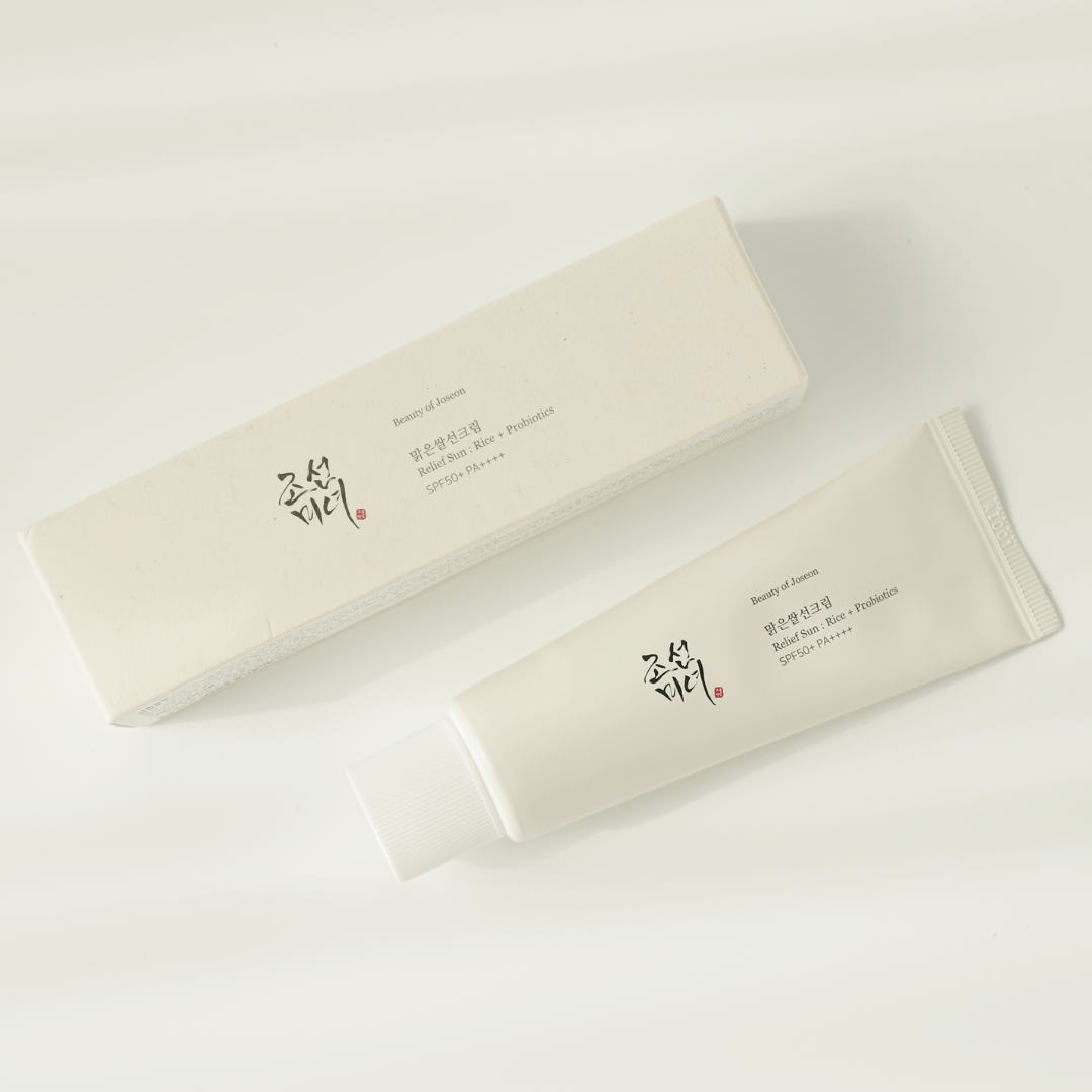 Tämä erittäin suosittu, kevyt Beauty Of Joseon Relief Sun: Rice + Probiotics SPF50+ PA++++ -aurinkovoide yhdistää erittäin korkean suojakertoimen ja kosteuttavan vaikutuksen samaan tuotteeseen.
