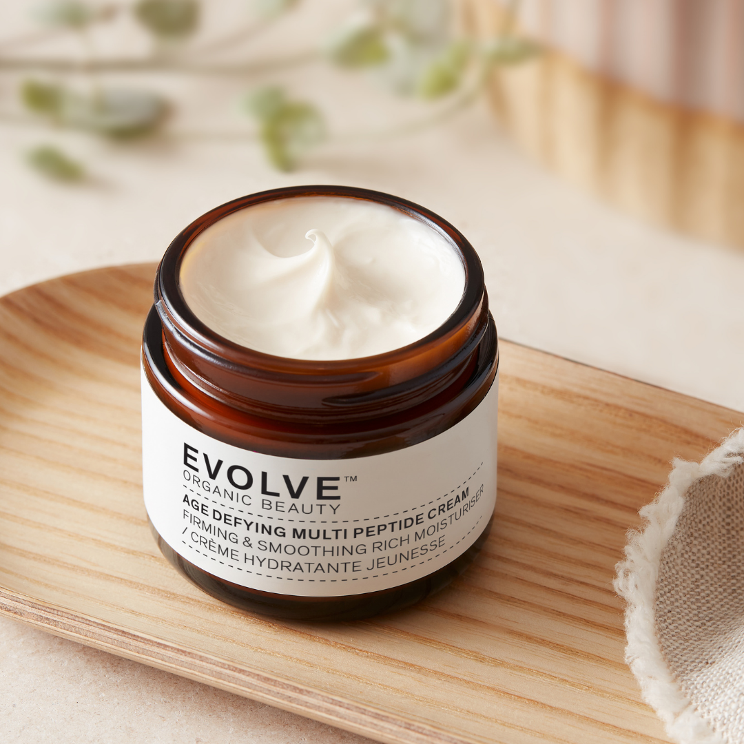 Hellävarainen mutta tehokas Evolve Organic Beauty Age Defying Multi Peptide Cream -kasvovoide jättää ihon raikkaaksi, nuorekkaaksi ja säteileväksi koko päivän ajaksi.