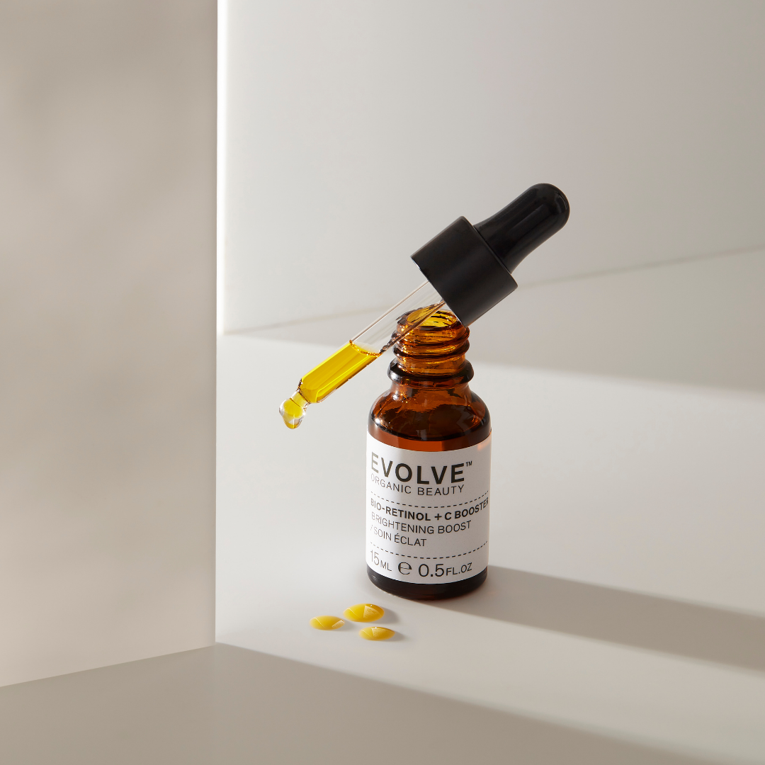 100% luonnollinen, kullanhohtoinen Evolve Organic Beauty Bio-Retinol + C Booster -kasvoöljy kirkastaa ihoa ja tuo sille kaunista hehkua Bio-Retinolin ja C-vitamiinin tehoyhdistelmän avulla.