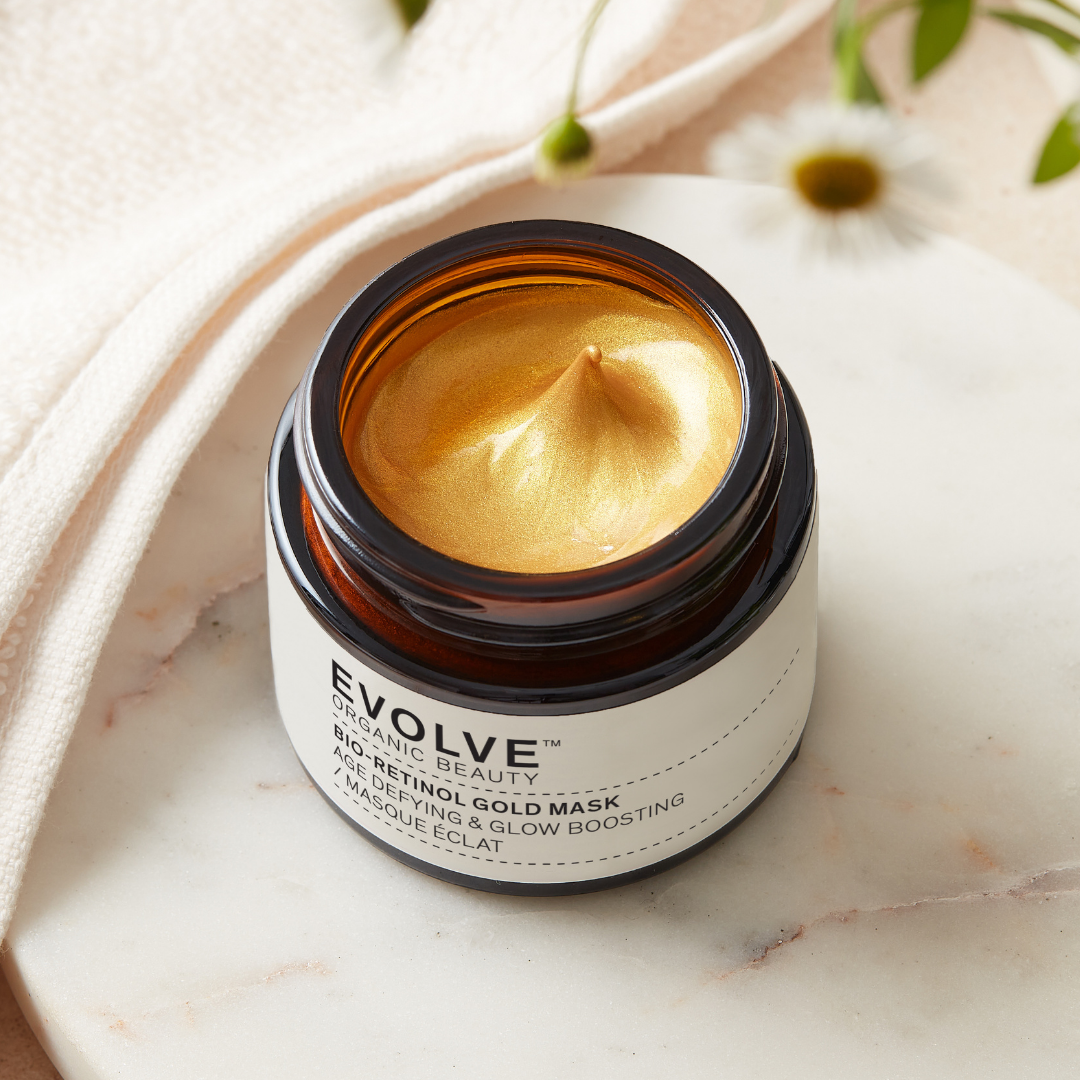 Evolve Organic Beauty Bio-Retinol Gold Mask on ikääntymisen merkkejä ehkäisevä ja ravitseva kasvonaamio, joka vähentää hienojen juonteiden ja ryppyjen näkyvyyttä lukiten samalla kosteutta ihoon.