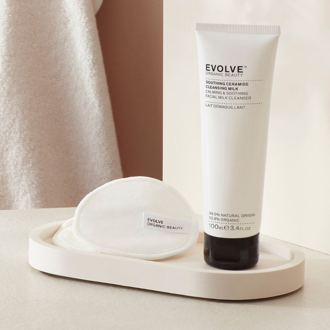Evolve Organic Beauty Soothing Ceramide Cleansing Milk -puhdistusemulsio poistaa vaivattomasti ja hellävaraisesti päivän aikana kertyneet epäpuhtaudet sekä meikin iholta samalla rauhoittaen sitä.