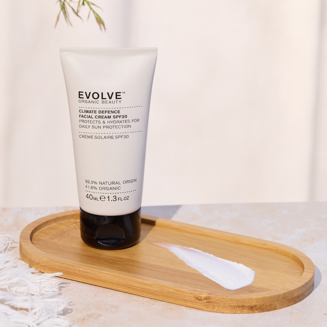 Sävytön ja sinkkioksidipohjainen Evolve Organic Beauty Climate Defence Facial Cream SPF30 -kasvovoide tarjoaa laajan suojan UVA- ja UVB-säteilyä vastaan samalla kosteuttaen ja rauhoittaen ihoa.
