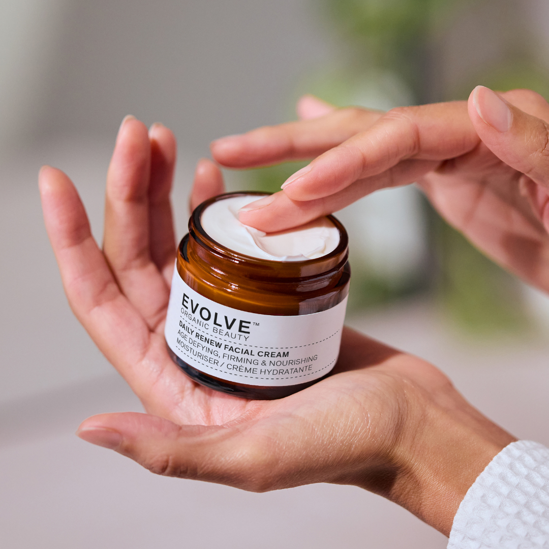 Useita palkintoja voittanut Evolve Organic Beauty Daily Renew Facial Cream -kasvovoide palauttaa ihon kosteustasapainon ja kimmoisuuden puhtaiden luomuöljyjen yhdistelmän avulla.