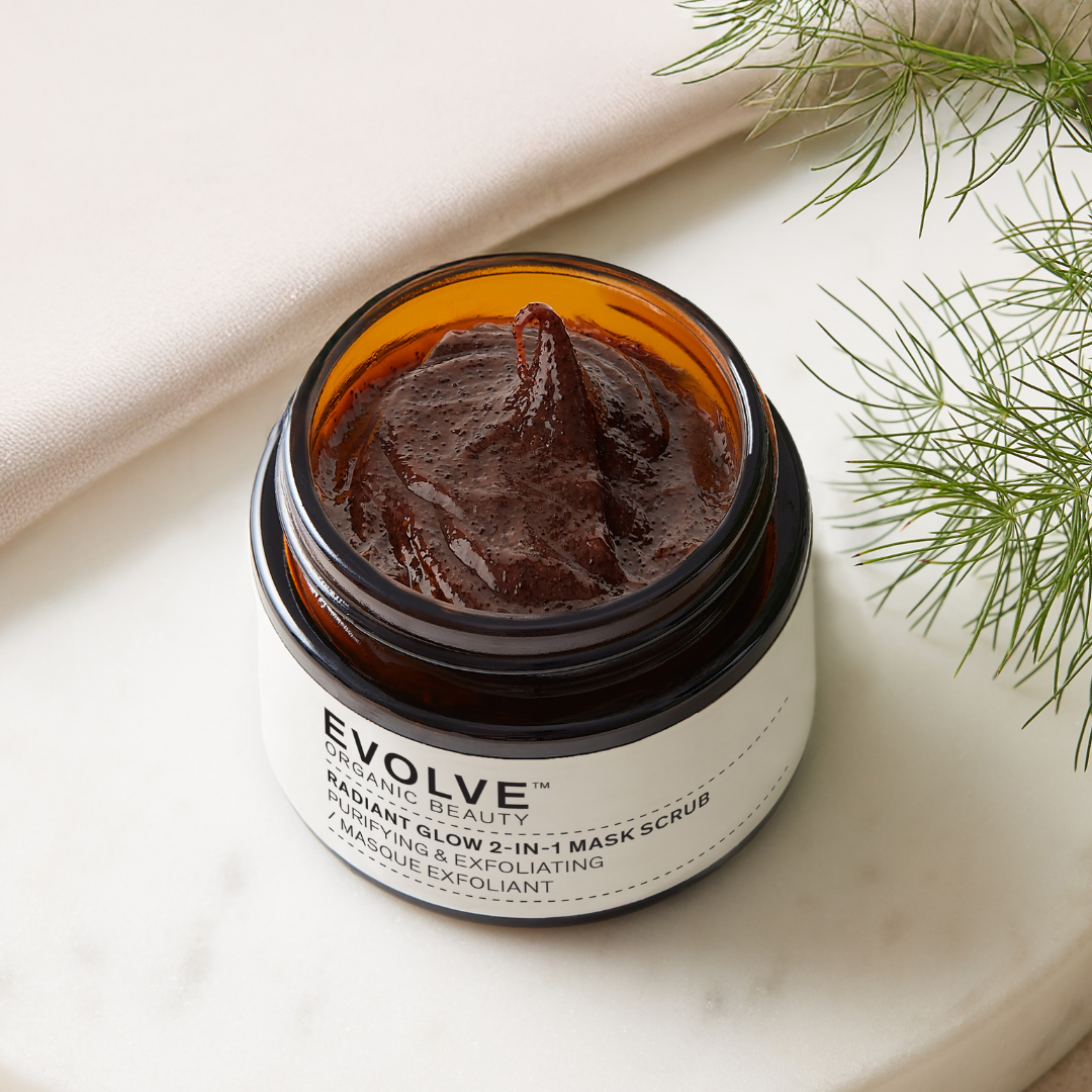 Puhdistava, kuoriva ja ravitseva Evolve Organic Beauty Radiant Glow 2-in-1 Mask Scrub -kasvonaamio on sertifioitua luonnonkosmetiikkaa.
