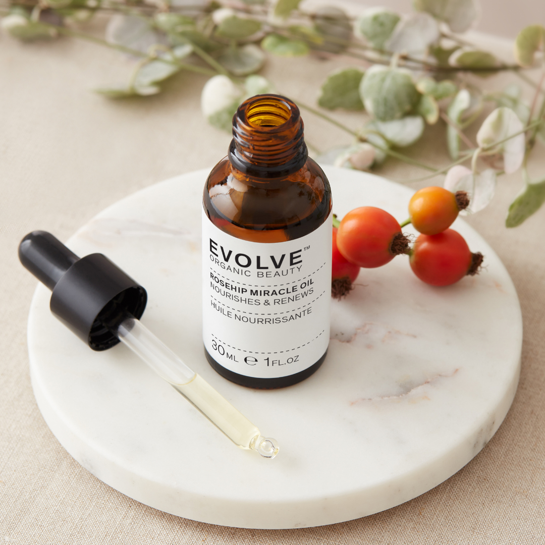 Ravitseva mutta kevyt Evolve Organic Beauty Rosehip Miracle Oil -kasvoöljy tuo näkyvästi uudistavia ja elvyttäviä tuloksia erityisesti kypsälle ja kuivalle iholle.