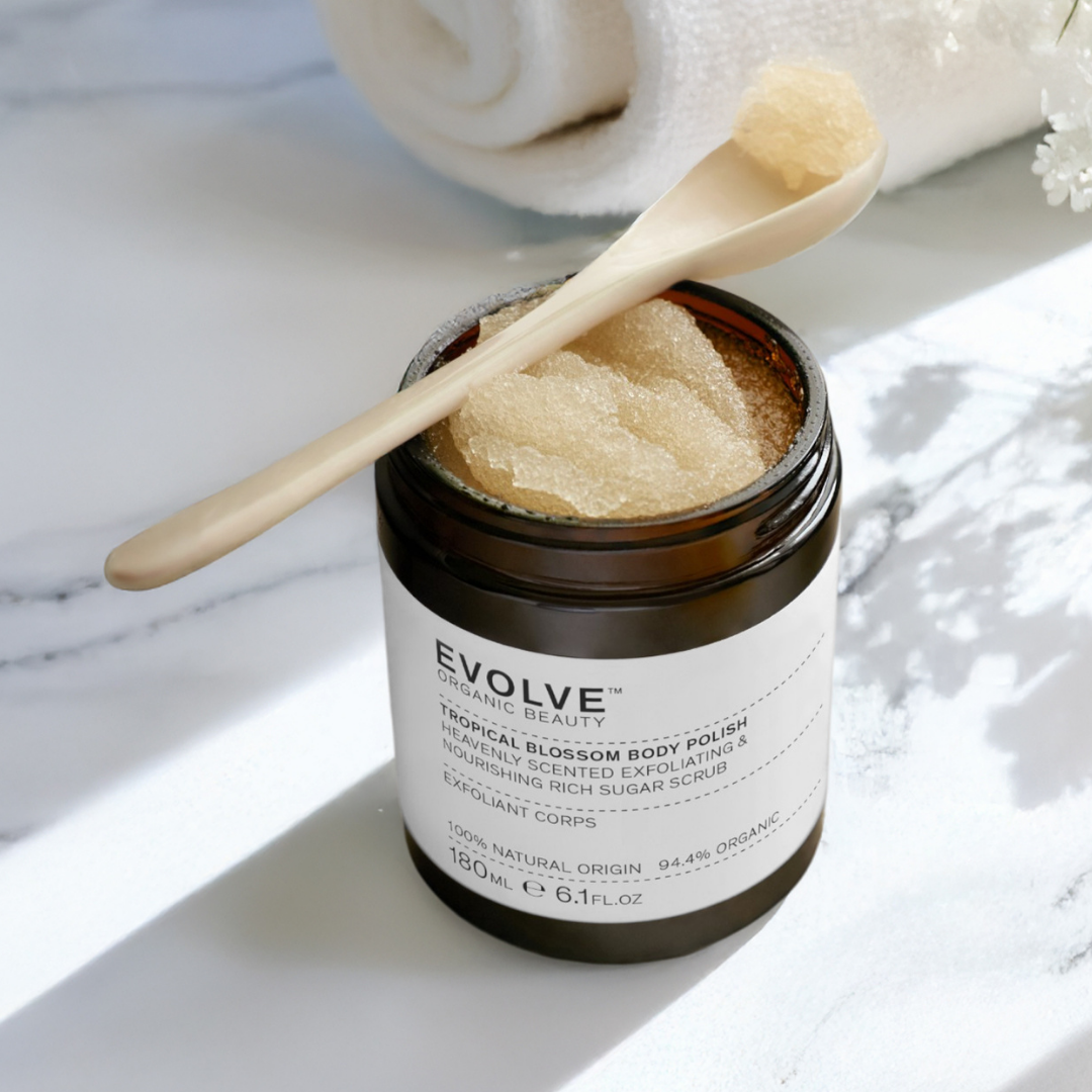 Evolve Organic Beauty Tropical Blossom Body Polish -sokerikuorinta jättää ihon samettisen pehmeäksi, kosteutetuksi ja kimmoisaksi.