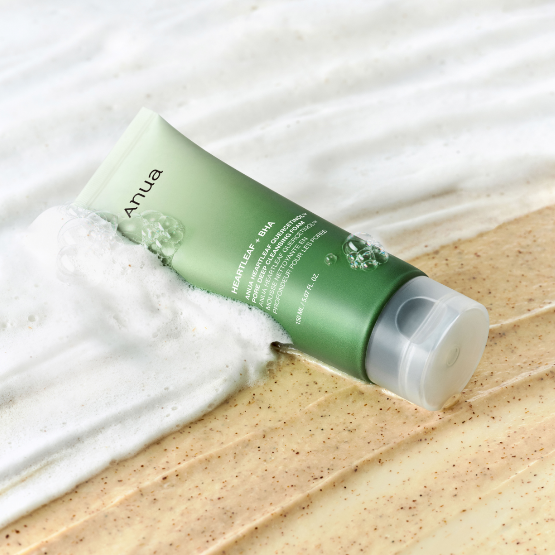Anua Heartleaf Quercetinol Pore Deep Cleansing Foam -puhdistusvaahto sopii erityisesti epäpuhtauksiin ja tukkeumiin taipuvaiselle iholle sekä sekaiholle.