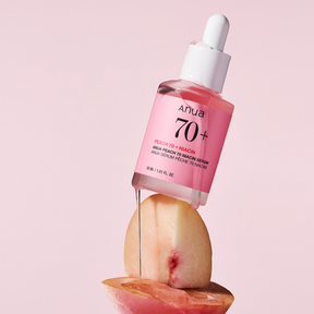 Koostumukseltaan kevyt Anua Peach 70% Niacin Serum auttaa tasoittamaan ihonsävyä ja tuo sille kaunista luonnollista hehkua jättäen ihon pehmeän ja raikkaan tuntuiseksi.
