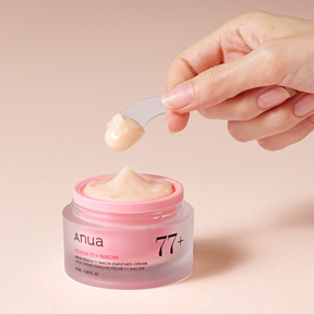 Täyteläinen Anua Peach 77% Niacin Enriched Cream -kasvovoide tarjoaa iholle syvää kosteutusta sekä auttaa tasoittamaan sen pintaa ja sävyä jättäen ihon pehmeäksi ja hehkuvaksi.