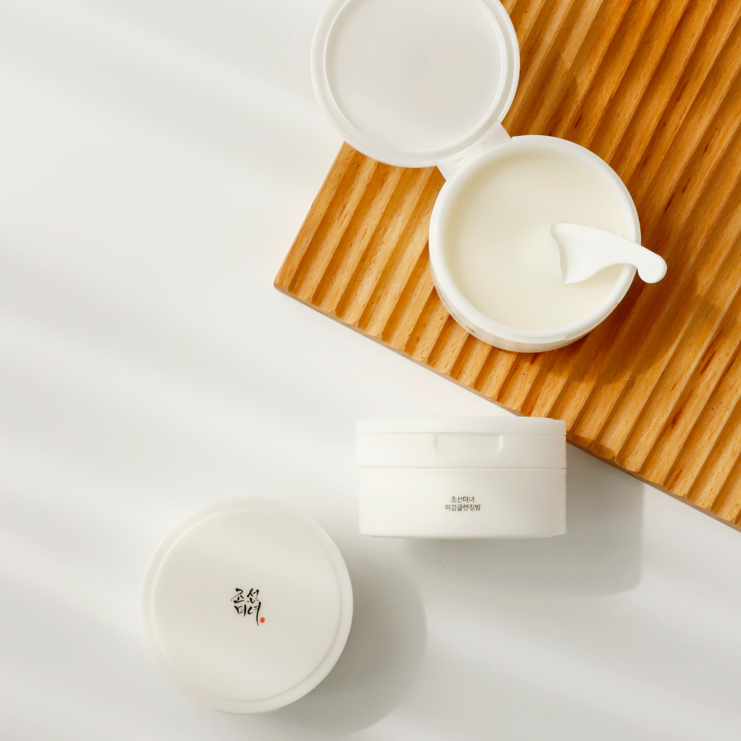 Beauty Of Joseon Radiance Cleansing Balm -puhdistusbalmi puhdistaa iholta vedenkestävän meikin, lian ja ylimääräisen talin hellävaraisesti mutta tehokkaasti ihoa kuivattamatta.