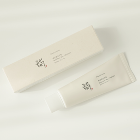 Tämä erittäin suosittu, kevyt Beauty Of Joseon Relief Sun: Rice + Probiotics SPF50+ PA++++ -aurinkovoide yhdistää erittäin korkean suojakertoimen ja kosteuttavan vaikutuksen samaan tuotteeseen.