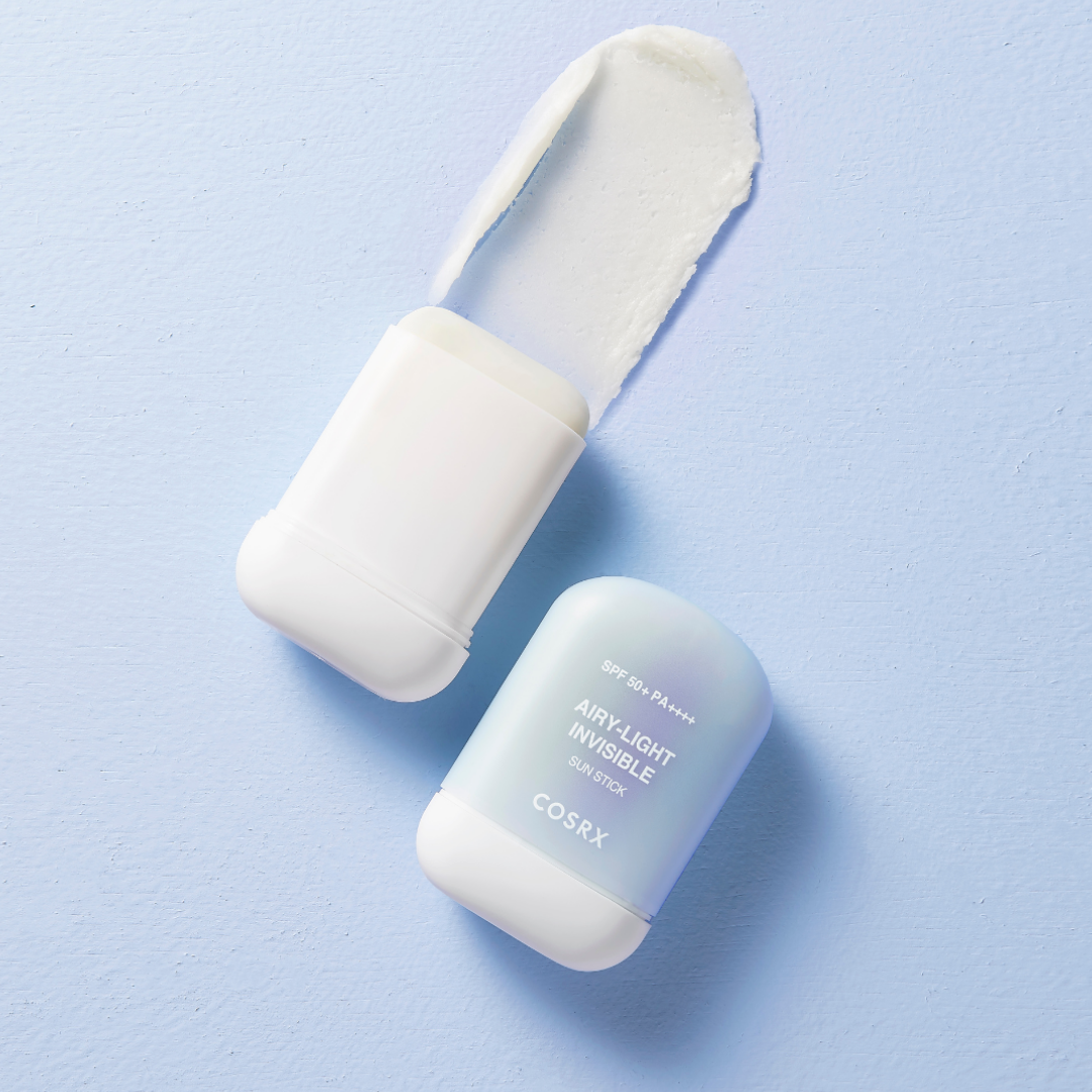 COSRX Airy Light Invisible Sun Stick -aurinkovoiteessa on korkea aurinkosuojakerroin, sekä niasiiniamidia ja sinkkiä.