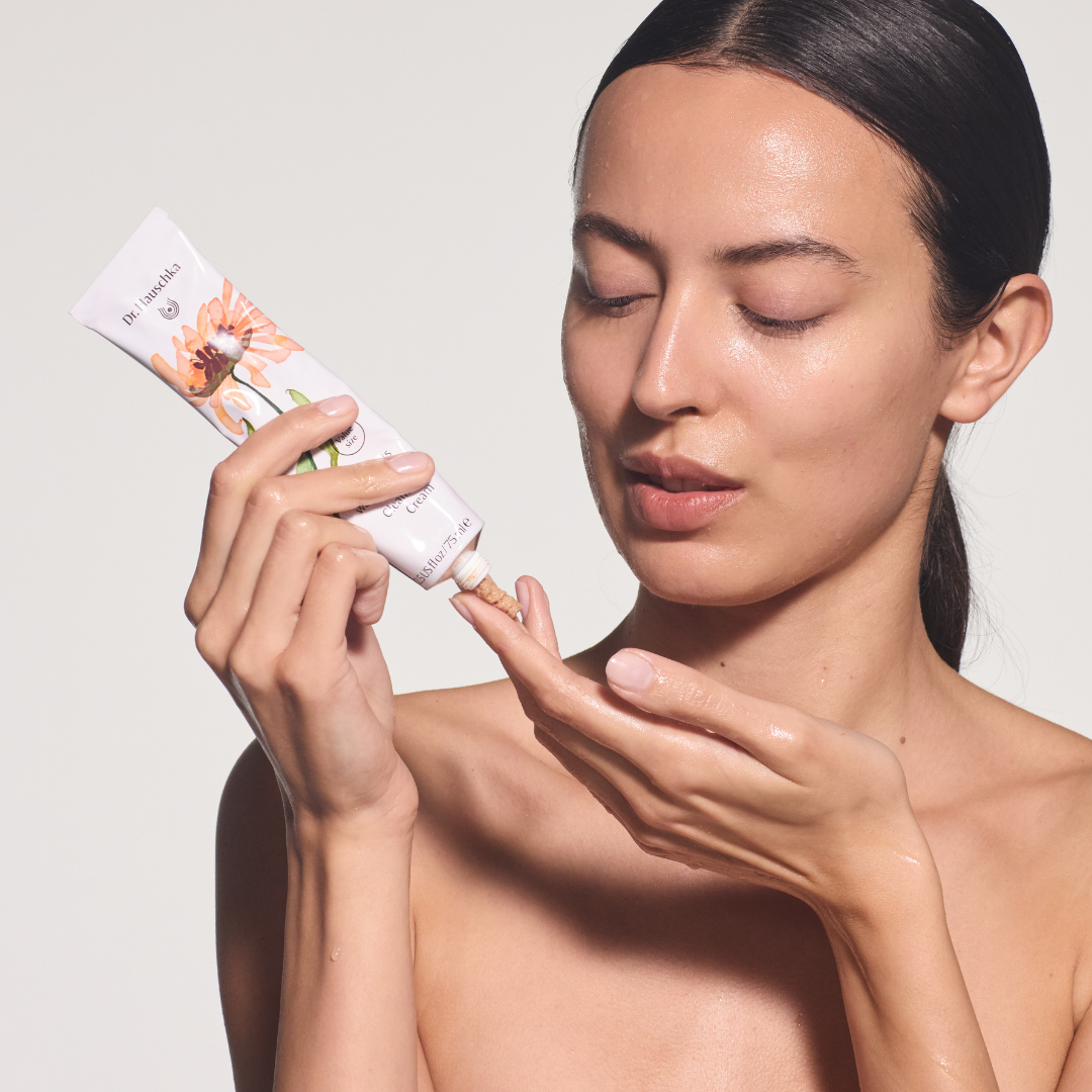 Syväpuhdistava Dr. Hauschka Limited Edition Cleansing Cream -puhdistusvoide tekee ihosta puhtaan ja raikkaan