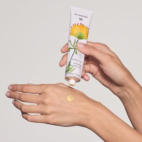 Tehokosteuttava Dr. Hauschka Hydrating Hand Cream -käsivoide kuiville ja karheille käsille