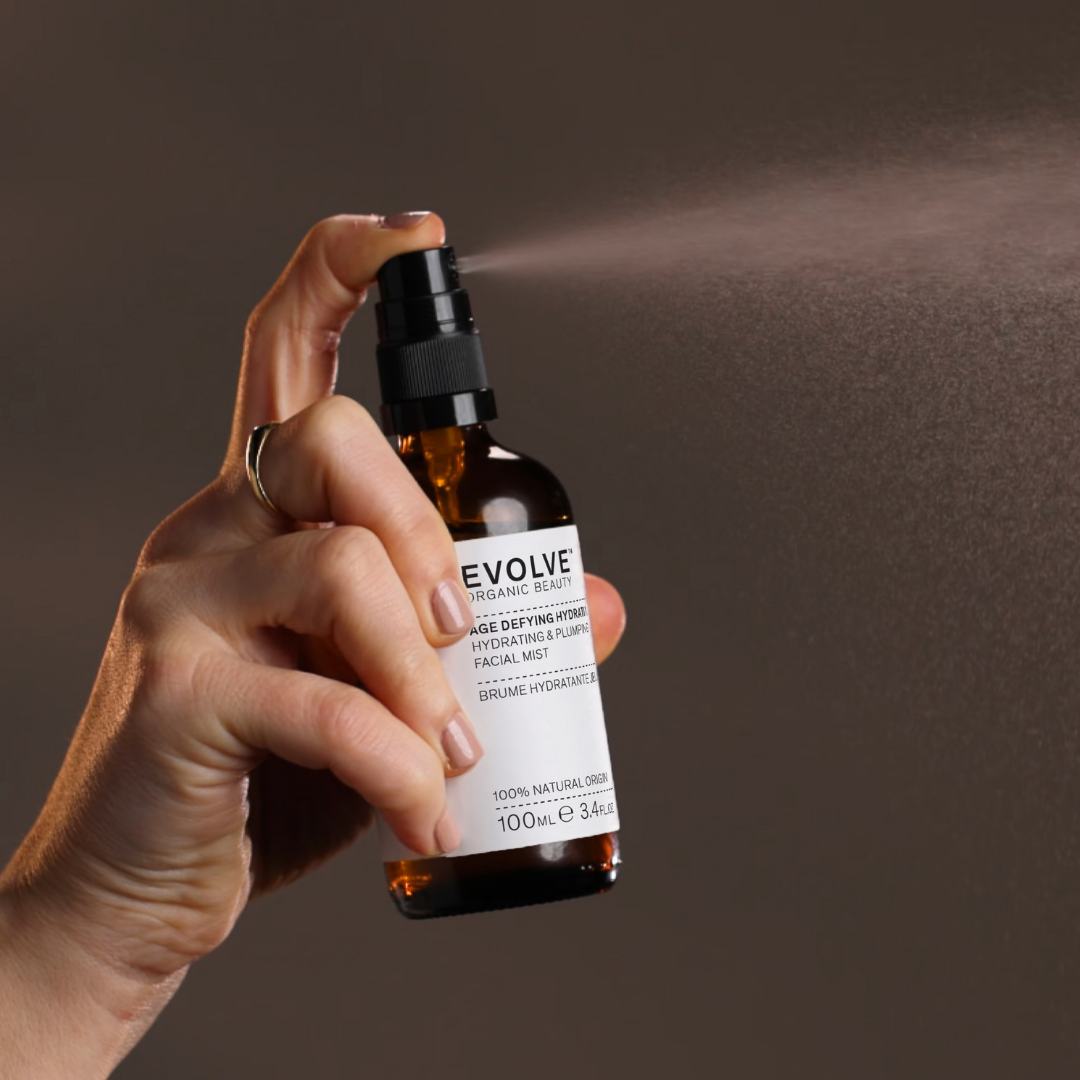 100% luonnollinen Evolve Organic Beauty Age Defying Hydrating Face Mist -kasvovesi kosteuttaa, elvyttää ja raikastaa kosteusköyhää ja kuivaa ihoa samalla häivyttäen ikääntymisen merkkejä!