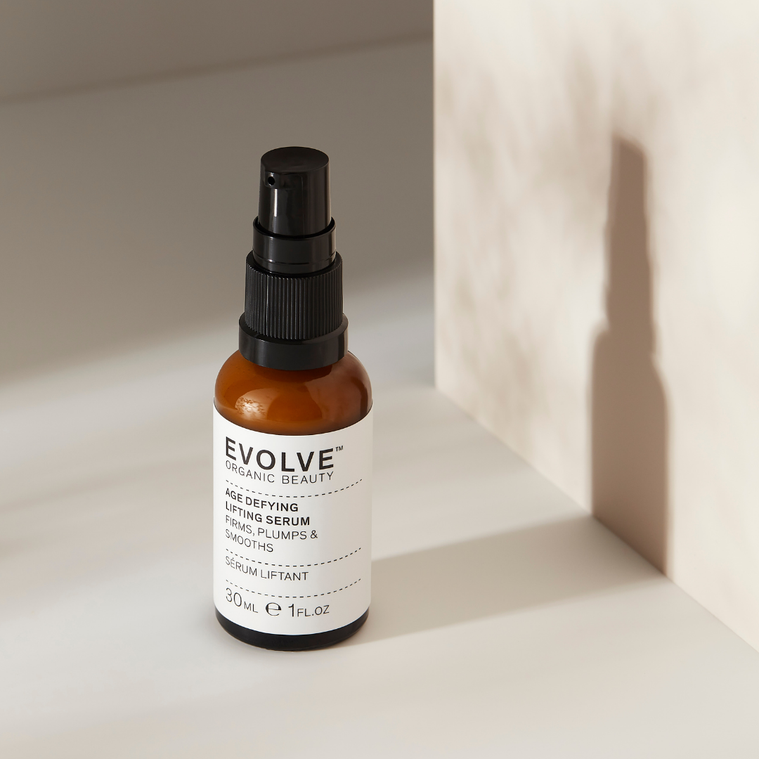 Evolve Organic Beauty Age Defying Lifting Serum -kasvoseerumi auttaa taistelemaan ikääntymisen merkkejä vastaan kohottavien, kiinteyttävien ja tasoittavien ominaisuuksiensa ansiosta.