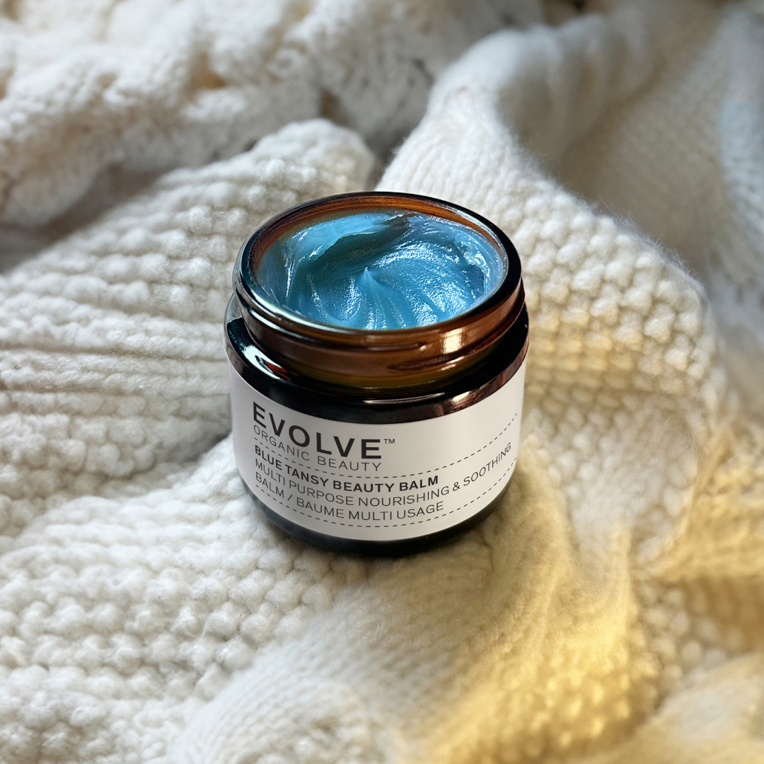 Luonnollinen Evolve Organic Beauty Blue Tansy Beauty Balm -monitoimibalmi sopii käytettäväksi päästä varpaisiin hoitamaan ja suojaamaan kuivia ja halkeilevia ihoalueita.
