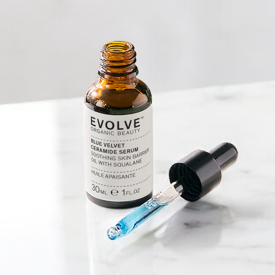 Keramideja sisältävä Evolve Organic Beauty Blue Velvet Ceramide Serum on suunniteltu ravitsemaan ja korjaamaan ihon luonnollista suojamuuria sekä tarjoamaan rauhoittavia vaikutuksia.