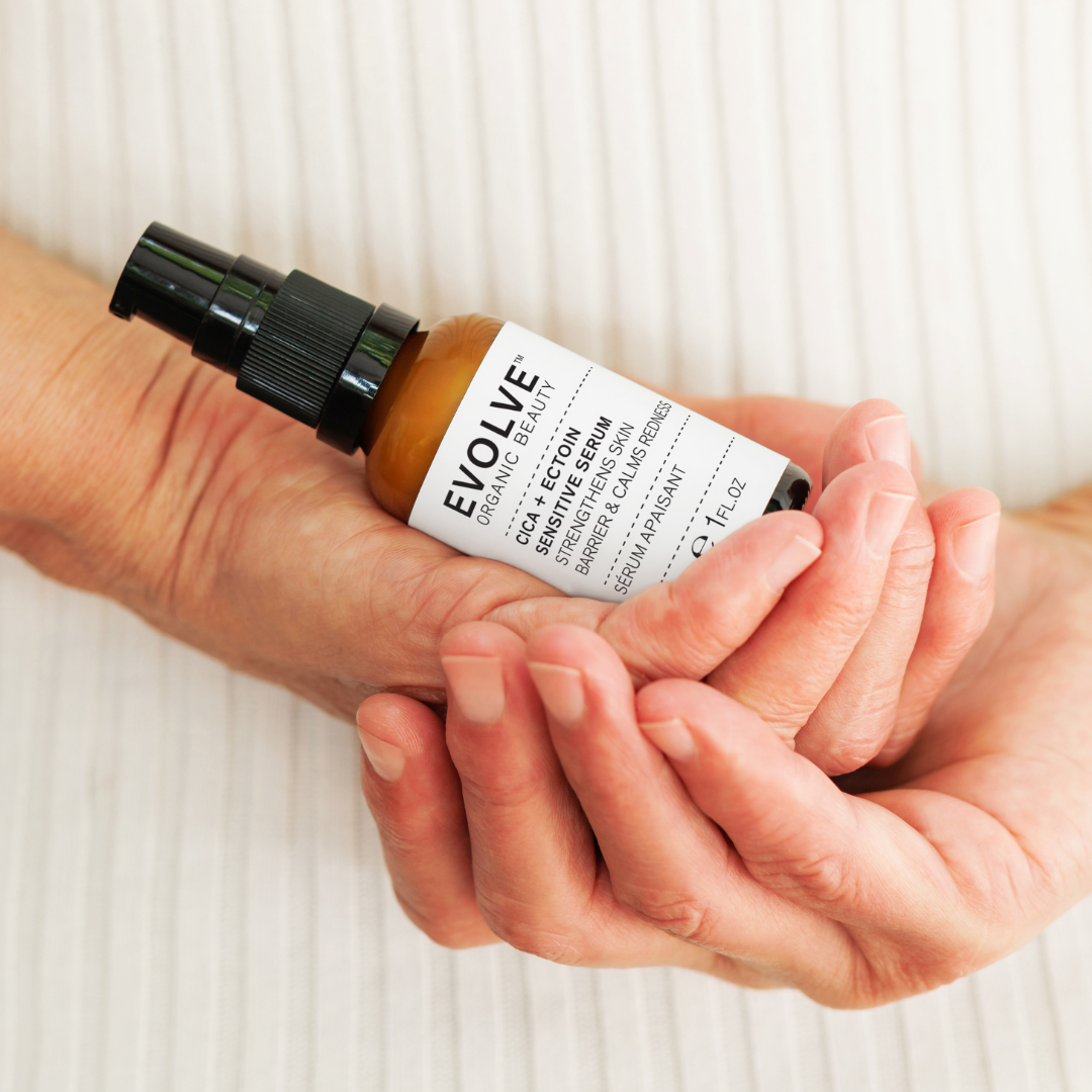 Evolve Organic Beauty CICA + Ectoin Sensitive Serum on kevyt, hajusteeton seerumi, joka auttaa vähentämään ihon näkyvää punoitusta, ylläpitämään kosteustasapainoa ja vahvistamaan ihon suojamuuria.