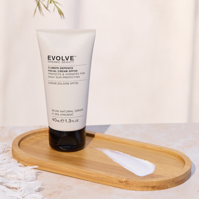 Sävytön ja sinkkioksidipohjainen Evolve Organic Beauty Climate Defence Facial Cream SPF30 -kasvovoide tarjoaa laajan suojan UVA- ja UVB-säteilyä vastaan samalla kosteuttaen ja rauhoittaen ihoa.