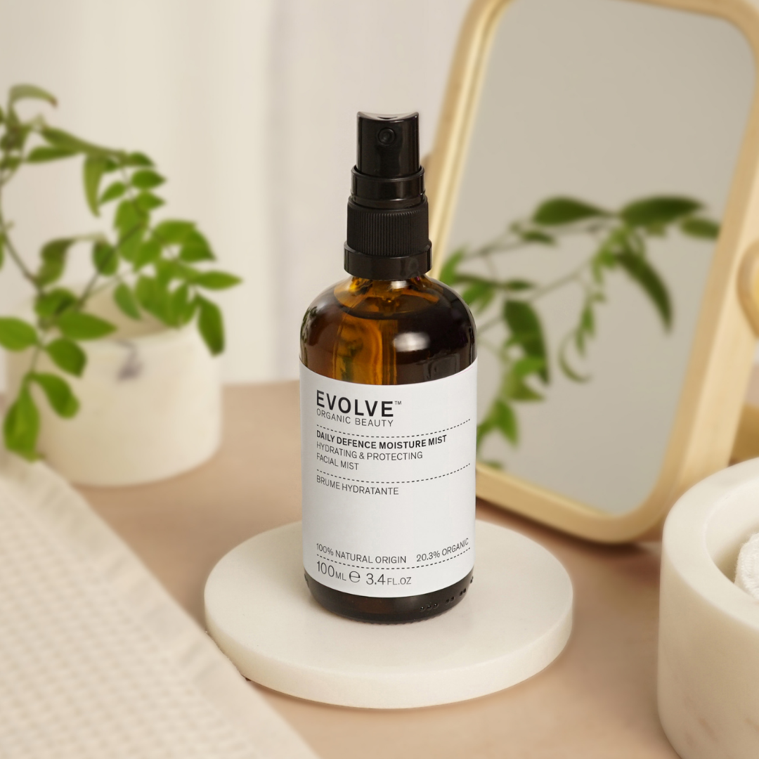 intensiivisesti kosteuttava ja rauhoittava, prebiootteja sisältävä Evolve Organic Beauty Daily Defence Moisture Mist -kasvovesi auttaa vahvistamaan ja tasapainottamaan ihon luonnollista suojamuuria tehokkaasti.