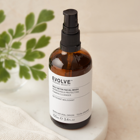 Hellävarainen, hoitava ja ravitseva Evolve Organic Beauty Daily Detox Facial Wash -puhdistusgeeli on sertifioitua luonnonkosmetiikkaa.