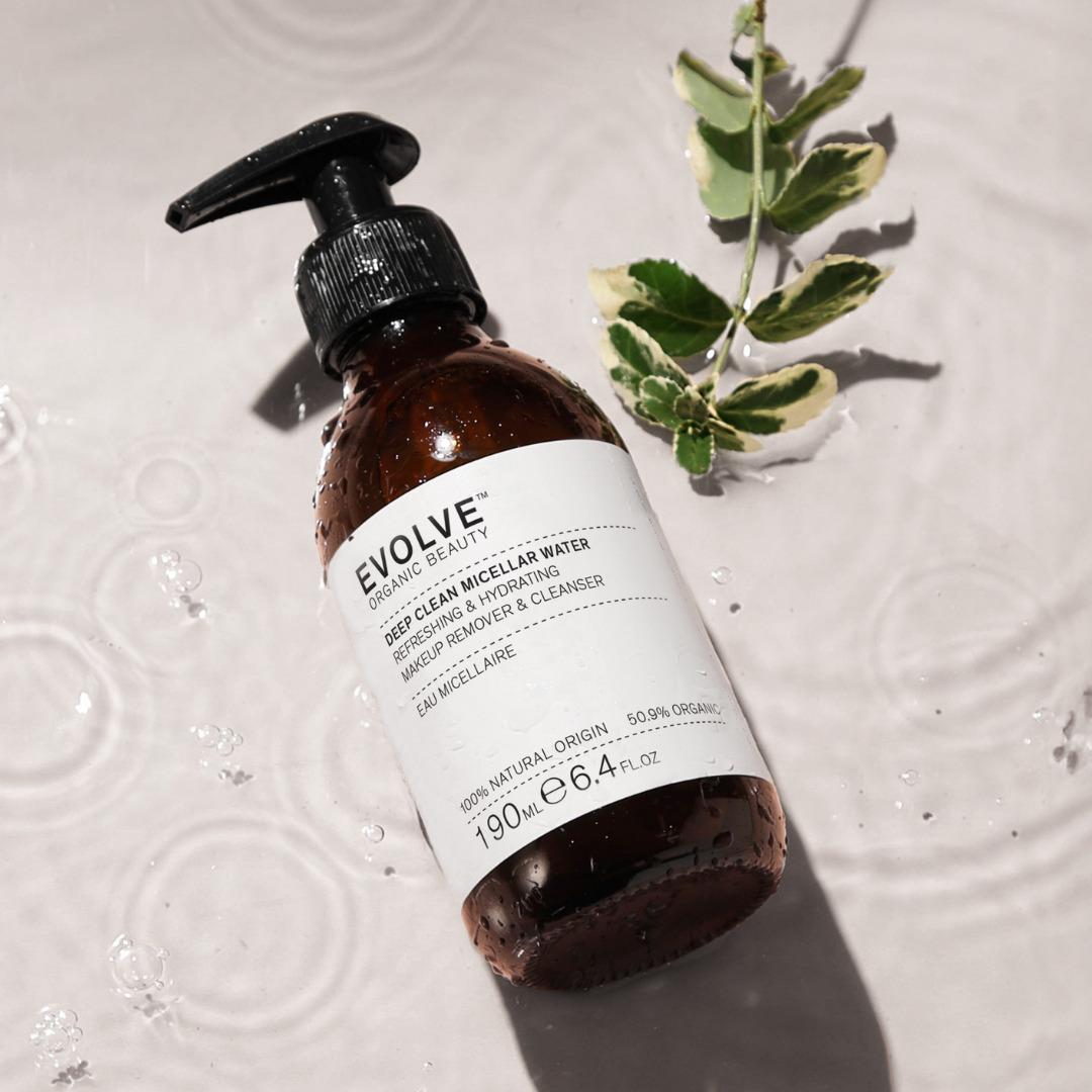 Evolve Organic Beauty Deep Clean Micellar Water -misellivesi on suunniteltu puhdistamaan iholta meikit ja epäpuhtaudet hellävaraisesti samalla valmistellen sen seuraavia ihonhoitotuotteita varten.