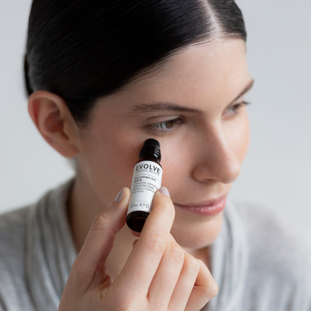 Evolve Organic Beauty Hyaluronic Eye Serum -silmänympärysseerumi sisältää hyaluronihappoa, joka kosteuttaa ihoa ja lisää sen kimmoisuutta.