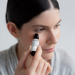Evolve Organic Beauty Hyaluronic Eye Serum -silmänympärysseerumi sisältää hyaluronihappoa, joka kosteuttaa ihoa ja lisää sen kimmoisuutta.