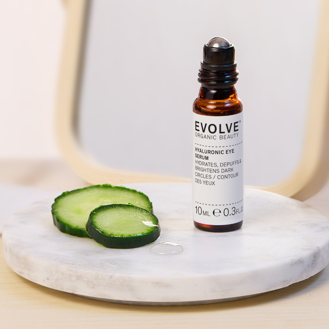 Viilentävää roll-on-pakkausta hyödyntävä Evolve Organic Beauty Hyaluronic Eye Serum -silmänympärysseerumi auttaa häivyttämään silmänympärysihon tummuutta, turvotusta ja kuivuutta tehokkaasti.