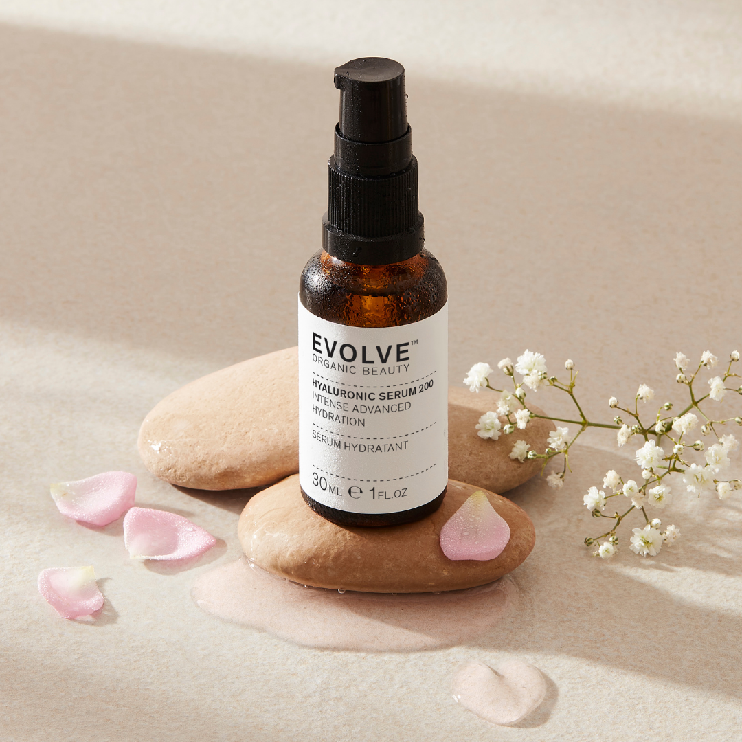 Useita palkintoja voittanut Evolve Organic Beauty Hyaluronic Serum 200 -hyaluronihapposeerumi palauttaa kosteuden kuivalle iholle sekä auttaa häivyttämään hienojen juonteiden ja ryppyjen näkyvyyttä.