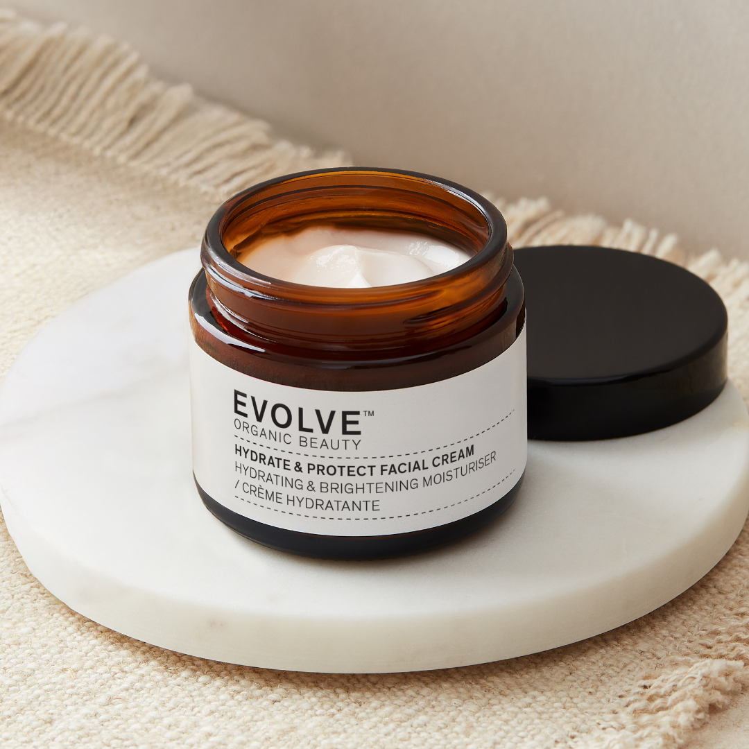 Evolve Organic Beauty Hydrate & Protect Facial Cream on kevyt kasvovoide, joka suojaa ihoa ulkoisilta haittatekijöiltä ja jättää ihon intensiivisesti kosteutetuksi, pehmeäksi ja joustavaksi.