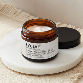 Evolve Organic Beauty Hydrate & Protect Facial Cream on kevyt kasvovoide, joka suojaa ihoa ulkoisilta haittatekijöiltä ja jättää ihon intensiivisesti kosteutetuksi, pehmeäksi ja joustavaksi.