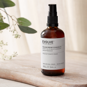 Silkkisen kevyt Evolve Organic Beauty Kalahari Dream Cleansing Oil -puhdistusöljy poistaa iholta päivän aikana kertyneet epäpuhtaudet ja vahvankin meikin vaivattomasti jättämättä jälkeensä öljyistä tunnetta.