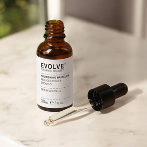 Evolve Organic Beauty Nourishing Hair Elixir -hiusseerumi kosteuttaa hiuksia tehokkaasti jättäen ne uskomattoman pehmeiksi, kevyiksi ja ravituiksi.