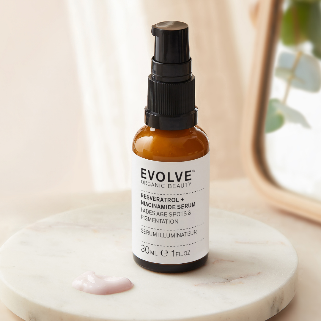 Saavuta kirkkaampi ja tasaisemman sävyinen iho tällä hempeän vaaleanpunaisella, kasviperäistä resveratrolia ja niasiiniamidia sisältävällä Evolve Organic Beauty Resveratrol + Niacinamide Serum -kasvoseerumilla.
