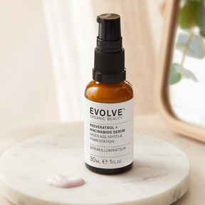 Saavuta kirkkaampi ja tasaisemman sävyinen iho tällä hempeän vaaleanpunaisella, kasviperäistä resveratrolia ja niasiiniamidia sisältävällä Evolve Organic Beauty Resveratrol + Niacinamide Serum -kasvoseerumilla.
