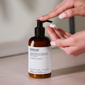 Evolve Organic Beauty Sunless Glow 3-In-1 Gradual Tan -itseruskettava vartalovoide opii kaikille ihotyypeille, myös kuivalle ja herkälle iholle.
