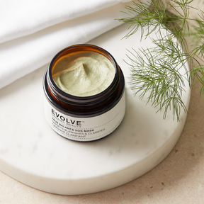 Evolve Organic Beauty True Balance SOS Mask on erityisesti epäpuhtauksiin taipuvalle iholle suunniteltu kasvonaamio, joka auttaa kuorimaan ja uudistamaan ihoa tehokkaasti sekä ehkäisemään sen tukkeutumista.