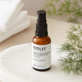 Luonnollinen, tehokas ja kevyt Evolve Organic Beauty Salicylic Rescue Serum on todellinen epäpuhtauksiin taipuvan ja tukkeutuneen ihon pelastaja.