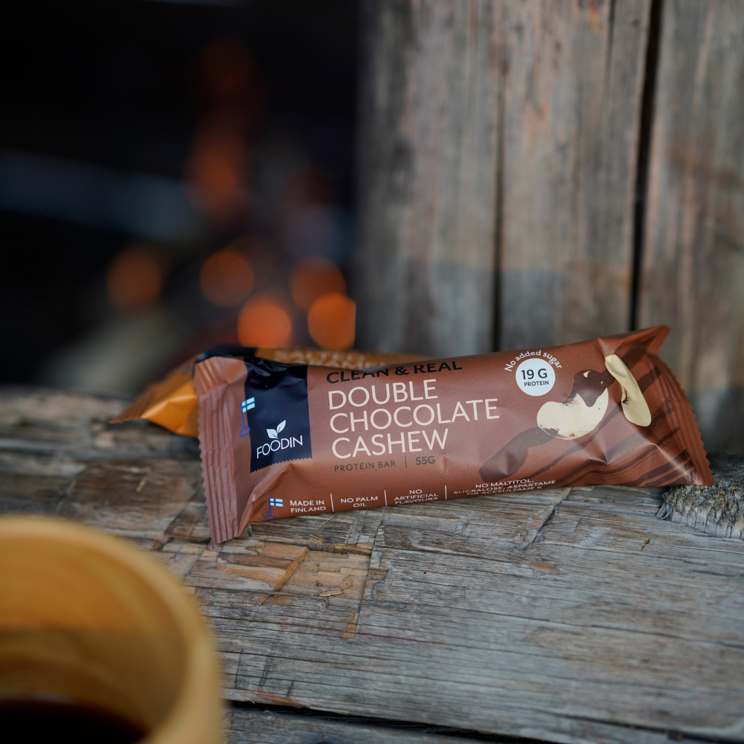 Clean & Real Double Chocolate Cashew -proteiinipatukasta paljastuu suussa sulavaa raakasuklaata sekä rouheita cashew-muruja.