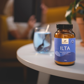 Foodin Ilta - Ravintolisäjauhe sisältää sitruunamehujauhetta, tauriinia, L-tryptofaania, magnesiumbisglysinaattia, sitruunamelissaa, kamomillaa, L-teaniinia, aswagandhauutetta, fykosyaniinia sekä B6-vitamiinia.