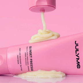 JULYME Perfume Recovery Butter Hair Mask on tehokas ja monikäyttöinen hiusnaamio, joka tarjoaa intensiivistä hoitoa kuiville, karheille ja vaurioituneille hiuksille jättäen niihin samalla pitkäkestoisen makean Sunset Freesia -kukkaistuoksun.