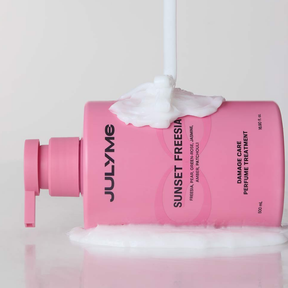 JULYME Damage Care Perfume Treatment on korjaava ja ravitseva hoitoaine, joka hoitaa karheaa hiuspintaa, silottaa hiuksia ja parantaa niiden käsiteltävyyttä jättäen niihin samalla pitkäkestoisen makean Sunset Freesia -kukkaistuoksun.