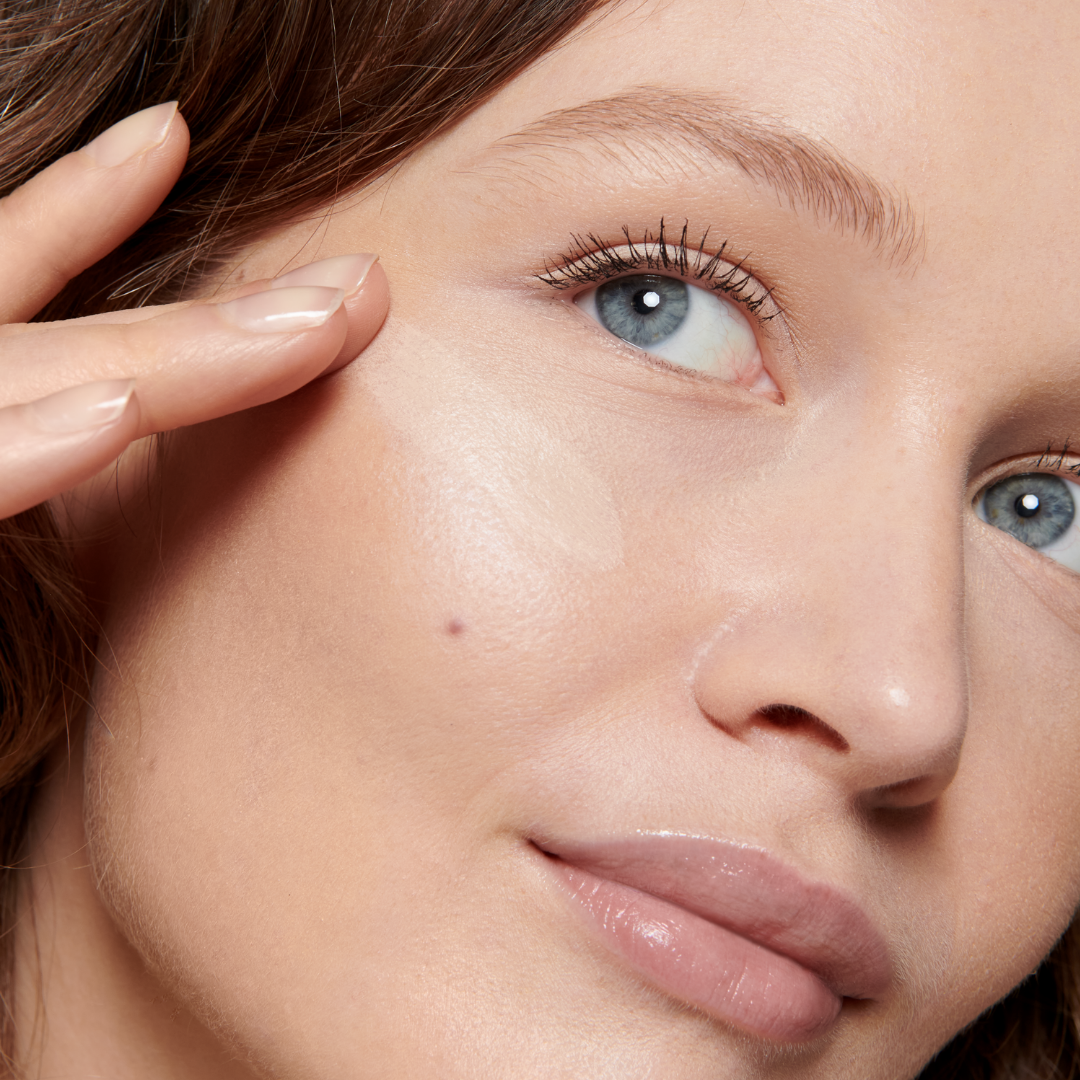 Lily Lolo Cream Concealer -peitevoide sävyssä Voile iholla