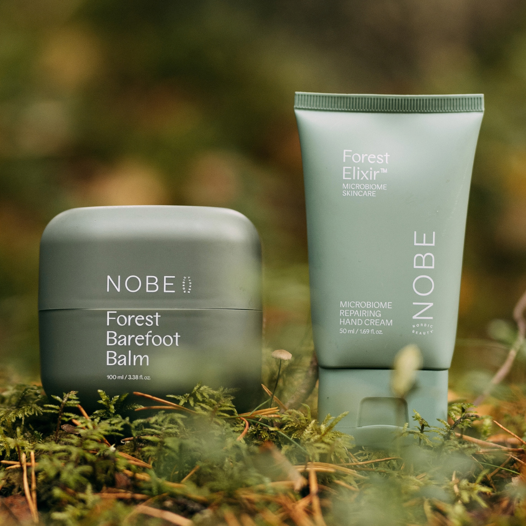 NOBE Forest Elixir Hand & Foot Care Duo on pohjoisen luonnosta inspiraationsa saanut hoitokaksikko, joka tarjoaa tehokasta ravitsevaa ja kosteuttavaa hoitoa kuiville käsille ja jaloille innovatiivisen metsämikrobiuutteen avulla.