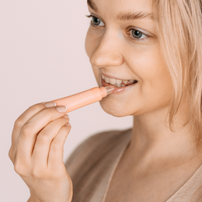 NOBE Oat Wonder Luminous Lip Oil Double Set sisältää kaksi rakastettua NOBE Oat Wonder Luminous Lip Oil -huuliöljyä täysikokoisena.